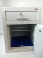 Sejf depozytowy XGB SW z zamkiem kluczowym i elektronicznym z szufladą wrzutową